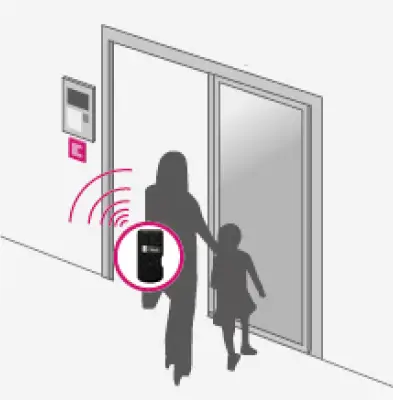 エントランスのオートドアをTebraキーでハンズフリー解錠する様子
